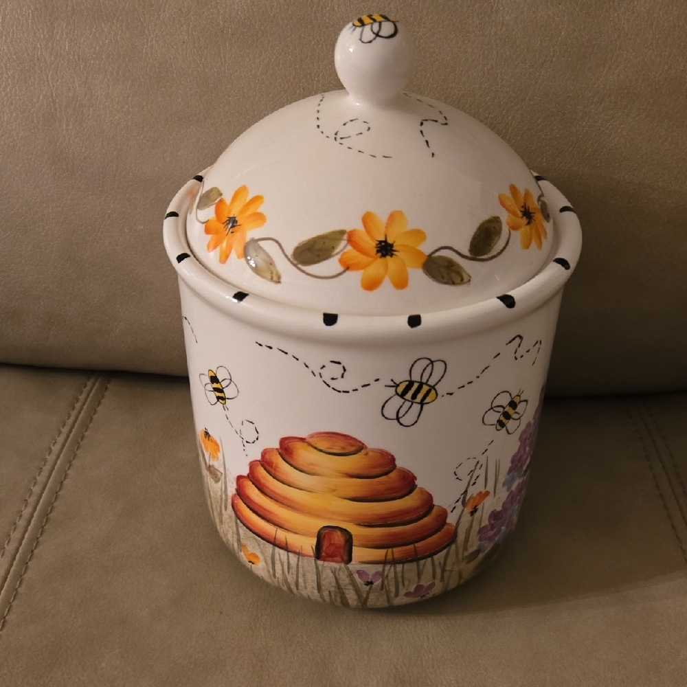 Beehive Design Ceramic Food Storage Jar With A Lid